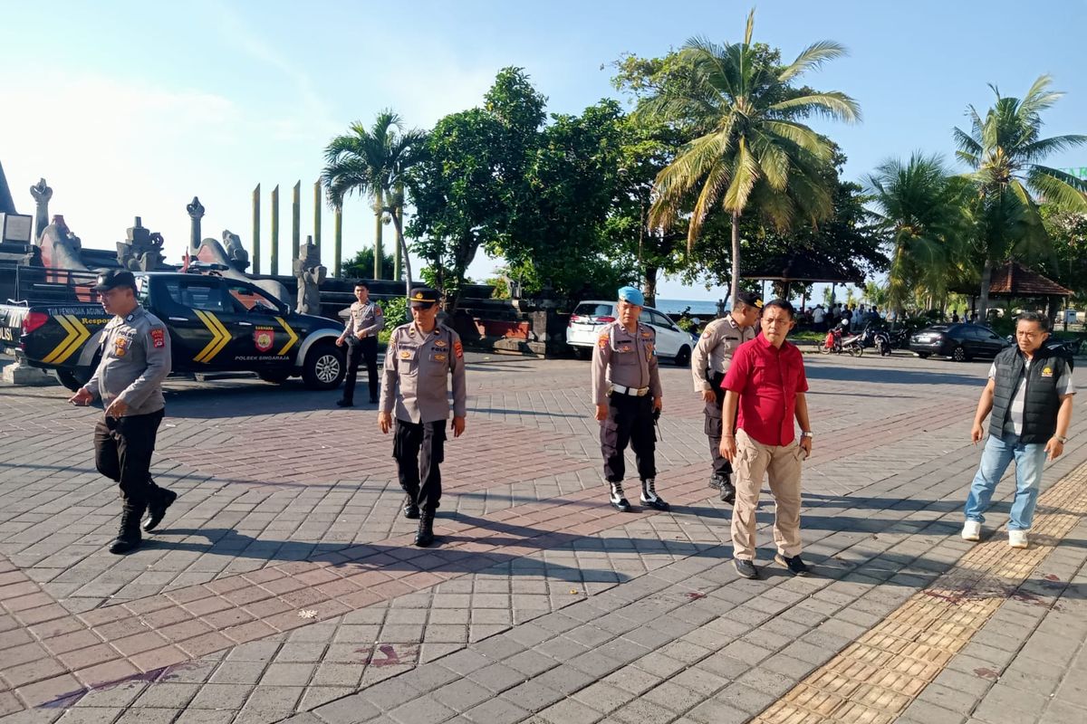 Polisi mendatangi lokasi kejadian perkelahian antar remaja di kawasan Pelabuhan Tua Buleleng, Kelurahan Kampung Bugis, Kecamatan Buleleng, Kabupaten Buleleng, Provinsi Bali, Selasa (24/6/2025).