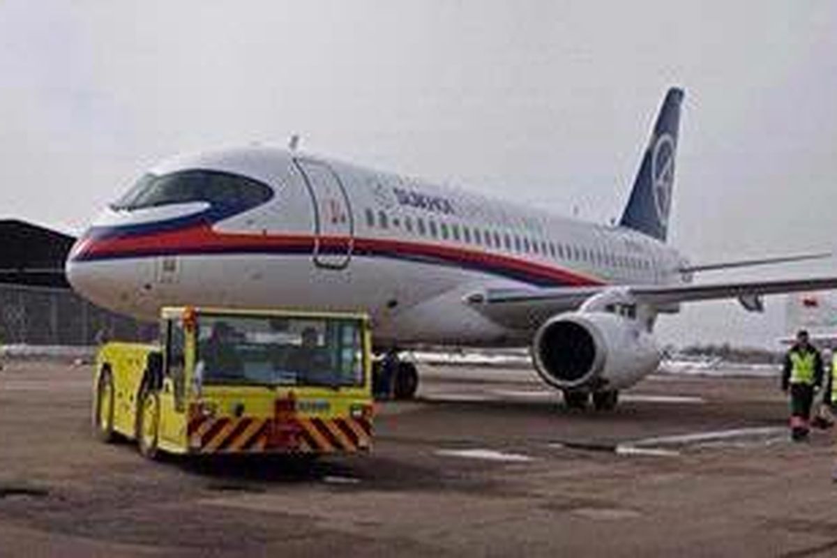Pesawat jet penumpang Sukhoi Superjet 100 buatan Rusia.