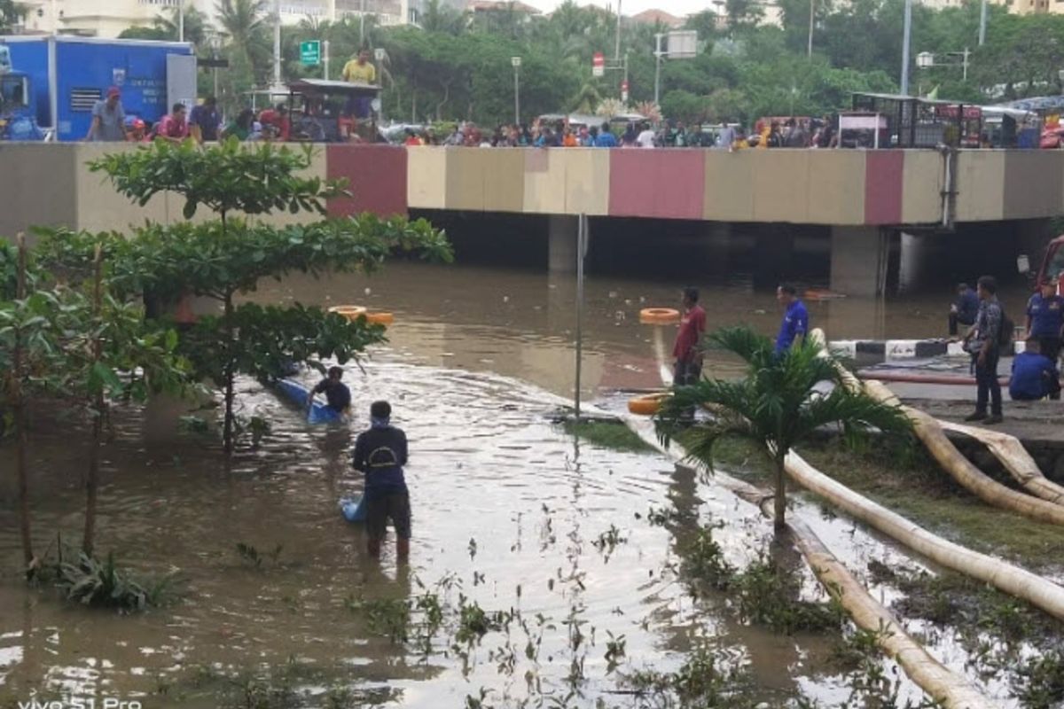 Banjir merendam Underpass Gandhi, Kemayoran, Jakarta Pusat, Minggu (2/2/2020).