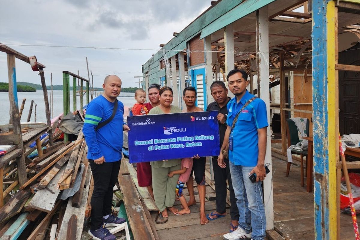 PT XL Axiata Tbk melalui XL Axiata Peduli Bencana dan Majelis Ta?lim Axiata (MTXL Axiata) menyalurkan bantuan untuk warga korban angin puting beliung di Pulau Kasu, Belakang Padang, Batam, Kepulauan Riau (Kepri). 