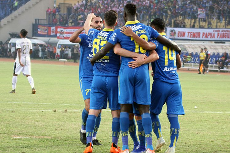 Para pemain Persib Bandung merayakan gol ke gawang Madura United, di Stadion Si Jalak Harupat, Kabupaten Bandung, beberapa waktu lalu. (KOMPAS.com/SEPTIAN NUGRAHA)