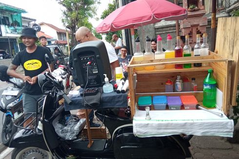 Cerita Dua Sepupu di Bali Buat Bar Minuman di Atas Vespa Tua