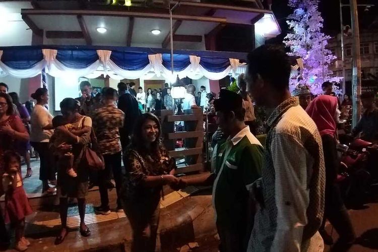 Anggota Banser Ambon bersama pemuda umat hindu ikut menjaga malam ibadah Natal di Gereja Silo Ambon, Selasa malam (24/12/2019)