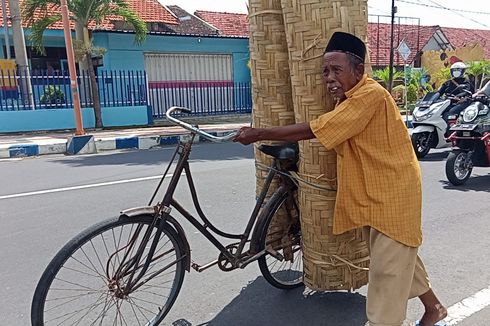 Kisah Jumali, Lansia 80 Tahun Menempuh Puluhan Kilometer Berdagang Anyaman Bambu demi Istri yang Stroke