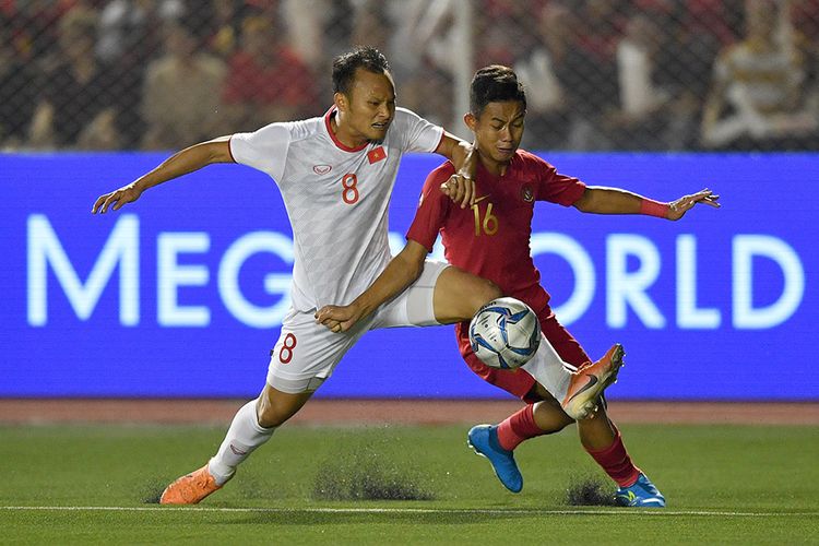 Pemain Timnas U-22 Indonesia Sani Rizki berebut bola dengan pemain Vietnam Nguyen Trong Hoang pada pertandingan final sepak bola putra SEA Games 2019 di Stadion Rizal Memorial, Manila, Filipina, Selasa (10/12/2019). Garuda Muda kalah 0-3 dari Vietnam dan harus puas meraih medali perak cabang olahraga sepak bola.