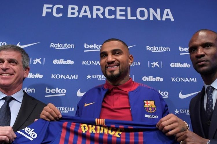 Direktur olahraga Barcelona, Eric Abidal, berpose dengan Kevin-Prince Boateng dan wakil presiden Barcelona, Jordi Mester, pada 22 Januari 2019. Boateng datang sebagai pemain pinjaman dari Sassuolo.