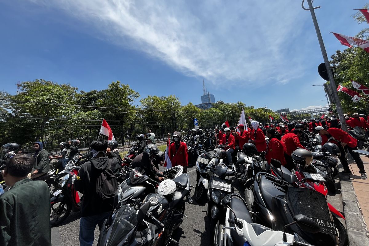 Suasana massa aliansi BEM SI Jatim menggelar demonstrasi Reformasi Polri pada Sabtu (30/8/2025).