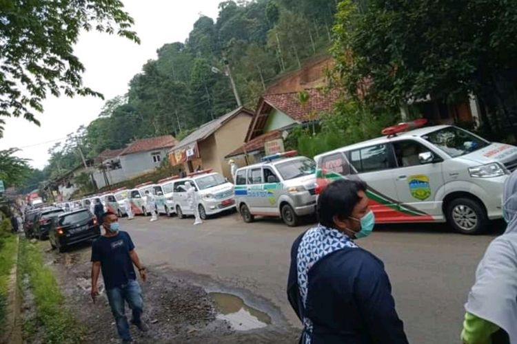 Belasan ambulans konvoi menjemput puluhan warga terpapar Covid-19 dari klaster senam Kecamatan Puspahiang, Kabupaten Tasikmalaya, Kamis (11/3/2021).