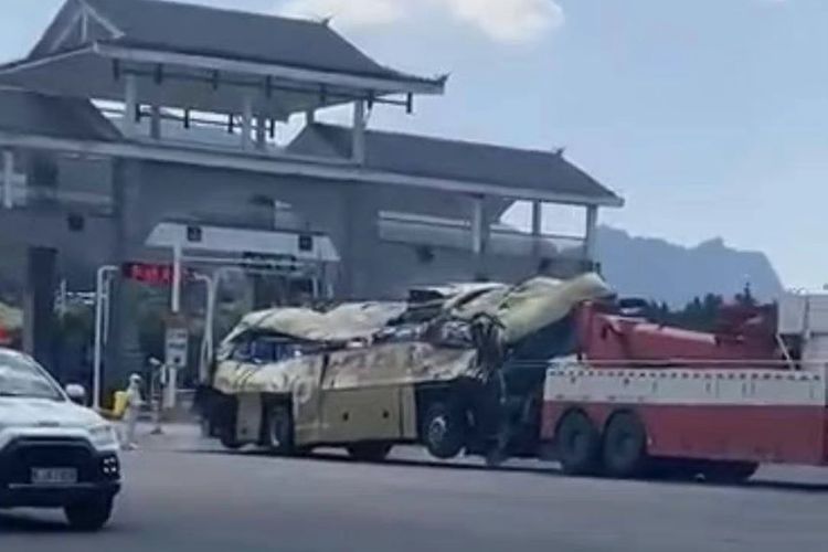 Tangkap layar kendaraan bus karantina Covid-19 dari ibu kota provinsi Guiyang China mengalami kecelakaan sekitar pukul 2.40 pagi pada Minggu (18/9/2022).