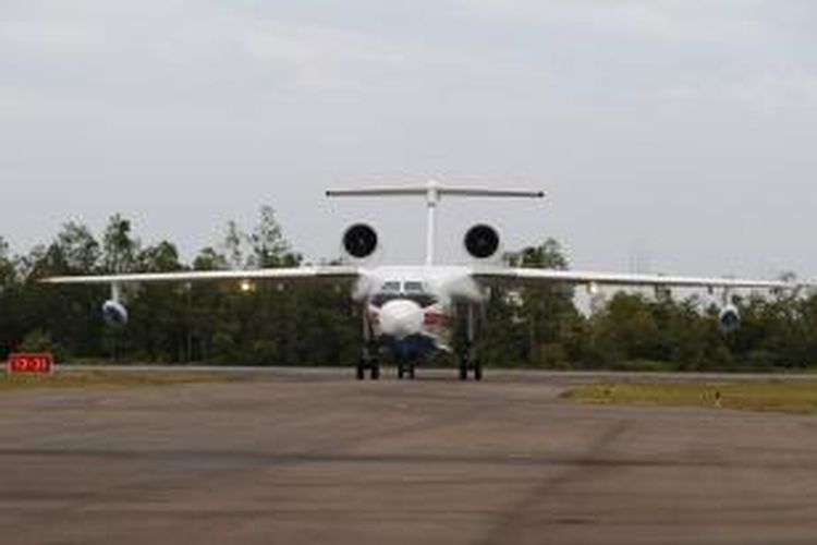 Pesawat amfibi Be-200 Altair milik Rusia tiba di Lanud TNI AU Iskandar, Pangkalan Bun, Kalimantan Tengah, Sabtu (3/1/2015). Rusia mengirimkan dua pesawat yakni BE200 dan pesawat Ilyushin II-76 yang akan membantu proses pencarian black box pesawat AirAsia QZ8501.