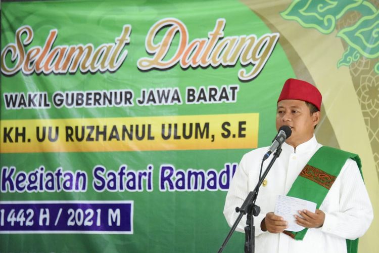 Wagub Jabar Uu Ruzhanul Ulum saat saat melakukan Safari Ramdan 1442 Hijriah/2021 di Masjid Al-Hikmah, Kecamatan Kesambi, Kota Cirebon, Jumat (23/4/2021).