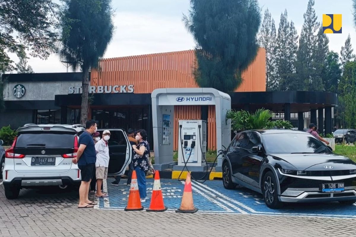 Kementerian PUPR siapkan SPKLU tambahan di ruas tol fungsional. Berikut adalah daftar rest area dengan Charging Station atau Stasiun Pengisian Kendaraan Listrik Umum (SPKLU) di Tol Trans Jawa.