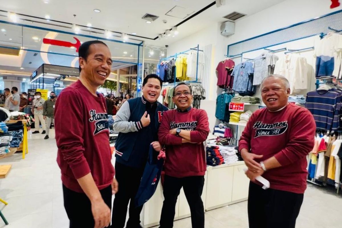 Presiden Joko Widodo, Mensesneg Pratikno, Menteri PUPR Basuki Hadimuljono dan Menteri BUMN saat memakai sweater dan jaket merk Hammer yang baru dibeli di Mal Living World yang berada di Jalan Soekarno Hatta, Kota Pekanbaru, pada Rabu (4/1/2023).