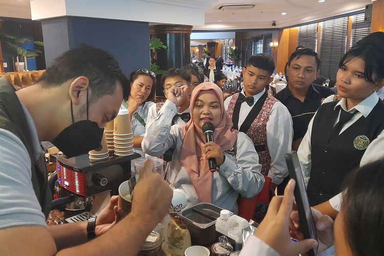 Atin, penyandang tunadaksa sekaligus pendamping barista tuli Difabis. 