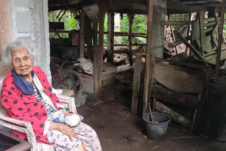 Seorang warga sedang duduk di depan kandang sapi kosong yang berada di belakang rumah Sulastri (38), Pedukuhan Sorogenen 1, Kalurahan Nomporejo, Kapanewon Galur, Kabupaten Kulon Progo, Daerah Istimewa Yogyakarta. Dua sapi hilang dari kandang itu, diduga karena dicuri.