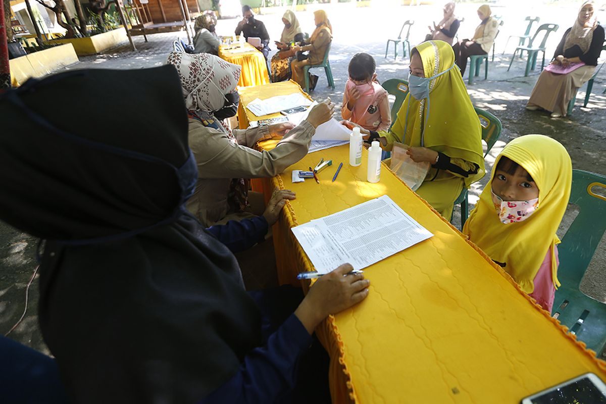 Calon pelajar Sekolah Dasar (SD) bersama orangtua mendaftar ulang sesuai zona PPDB di SD Negeri 1 Banda Aceh, Aceh, Selasa (9/6/2020). Pemerintah telah menyiapkan tatacara penerimaan peserta didik baru (PPDB) tahun ajaran 2020/2021 untuk jenjang TK, SD, SMP dan SMA baik secara online maupun langsung dengan menerapkan protokol kesehatan sebagai upaya mencegah penyebaran COVID-19.