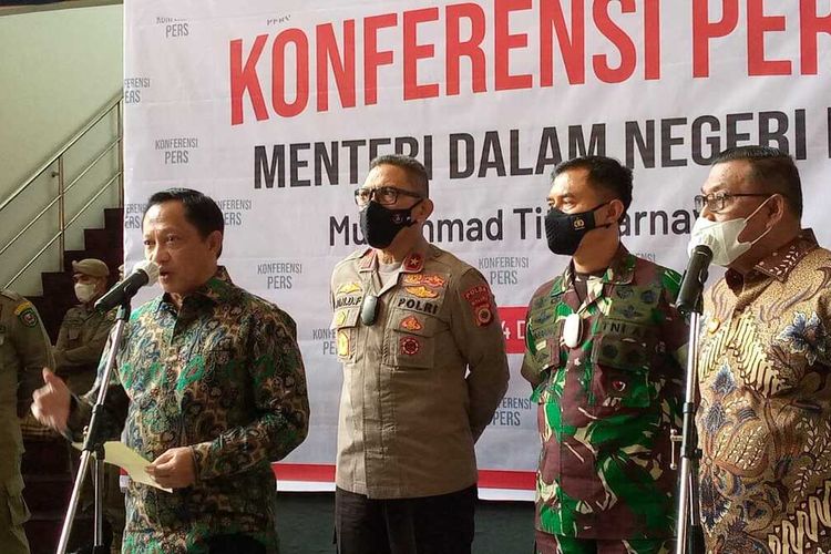 Menteri Dalam Negeri (Mendagri) Tito Karnavian memberikan keterangan kepada wartawan usai memimpin Rapat Koordinasi Penanganan Covid 19 dan Percepatan Vaksinasi di Lantai VII Kantor Gubernur Maluku, Jumat (24/12/2201).