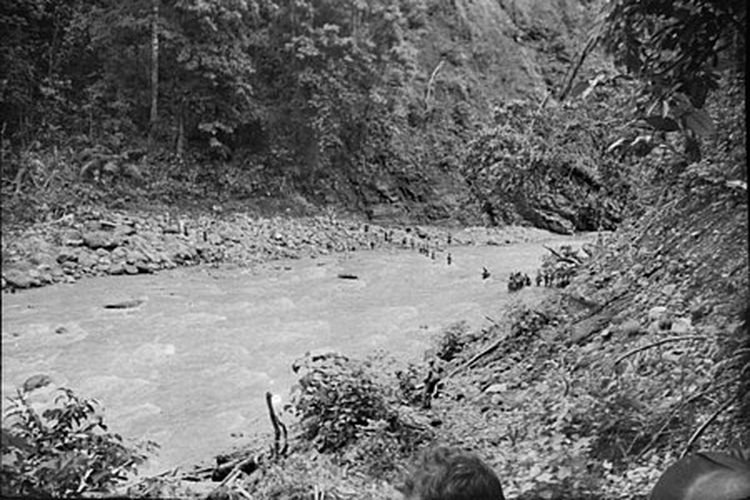 Pasukan Australia (kanan tengah) sedang mundur dari Rabaul melintasi Sungai Warangoi