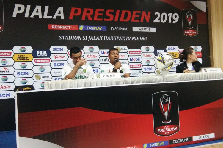 Bek Persebaya Otavio Dutra dan Asisten Pelatih Persebaya Sugiantoro saat memberikan keterangan kepada media usai laga kontra Perseru Serui di Stadion Si Jalak Harupat, Kabupaten Bandung, Sabtu (2/3/2019).