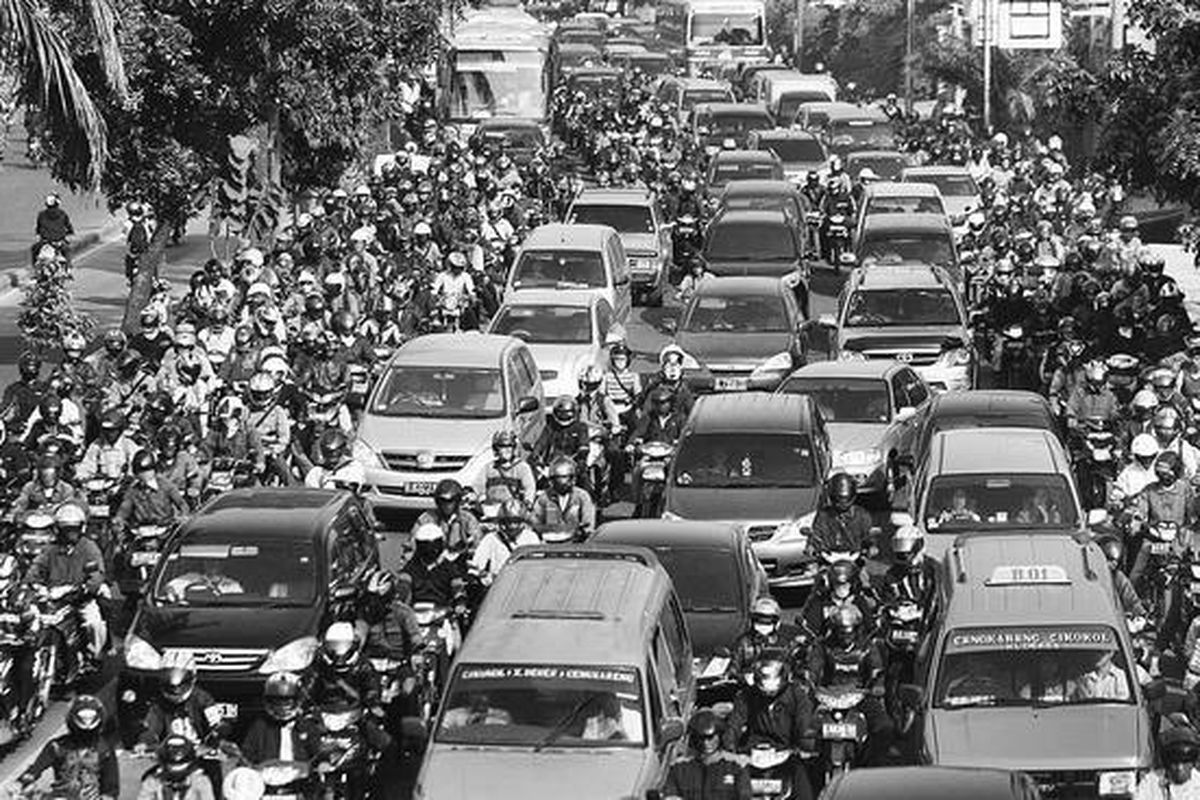 Ratusan pengendara sepeda motor terjebak kemacetan di Jalan Daan Mogot, antara Kalideres dan Cengkareng, Jakarta Barat, akhir tahun lalu. Sepeda motor menjadi moda transportasi utama bagi sebagian besar penduduk Jakarta untuk kegiatan sehari-hari.