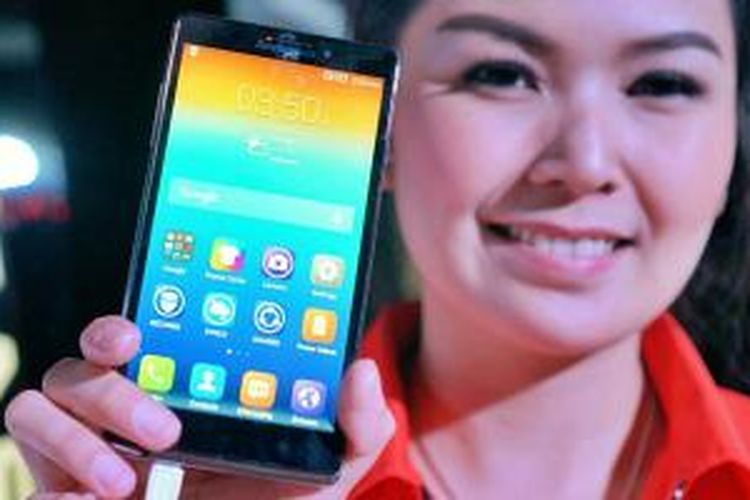 Model memeragakan Lenovo Vibe X, di Jakarta, Selasa (25/3/2014).