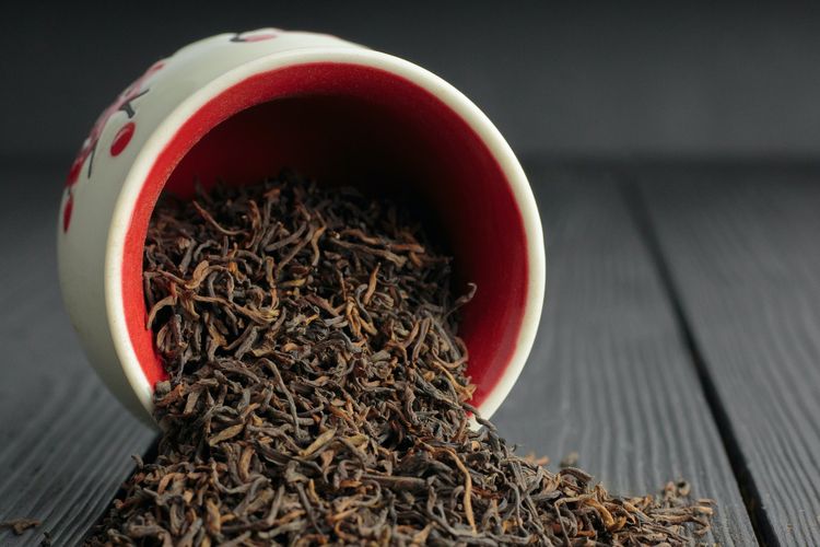 Teh pu-er mengandung senyawa khusus yang bisa membantu tubuh membakar cadangan lemak dalam perut buncit.
