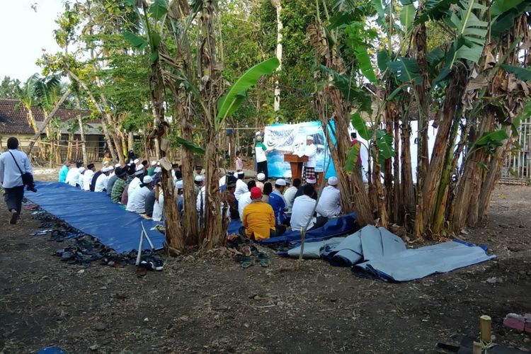 Jamaah dari Forum Kajian Islam (FKI) Gunungkidul menggelar Sholat Idul Adha di Pekarangan Warga wilayah Desa Playen, kecamatan Playen Selasa (21/8/2018)