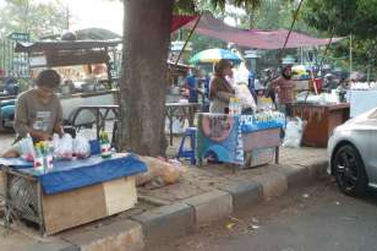 Pedagang bunga dan air mawar di depan Taman Pemakaman Umum (TPU) Karet Tengsin, Jakarta Pusat, Minggu (5/6/2016). 