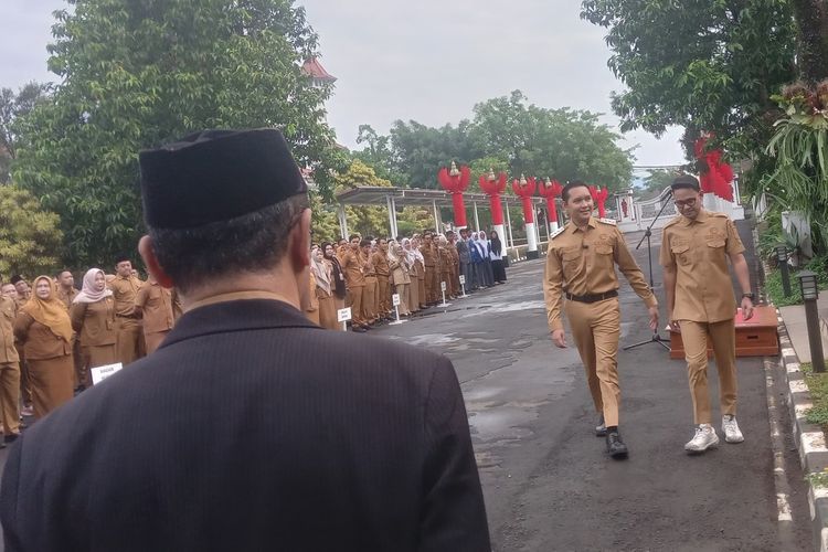 Bupati Cianjur dan wakilnya Wahyu Ferdian dan Ramzi usai memimpin apel perdana di lingkungan Setda Pemkab Cianjur, Senin (3/3/2025)
