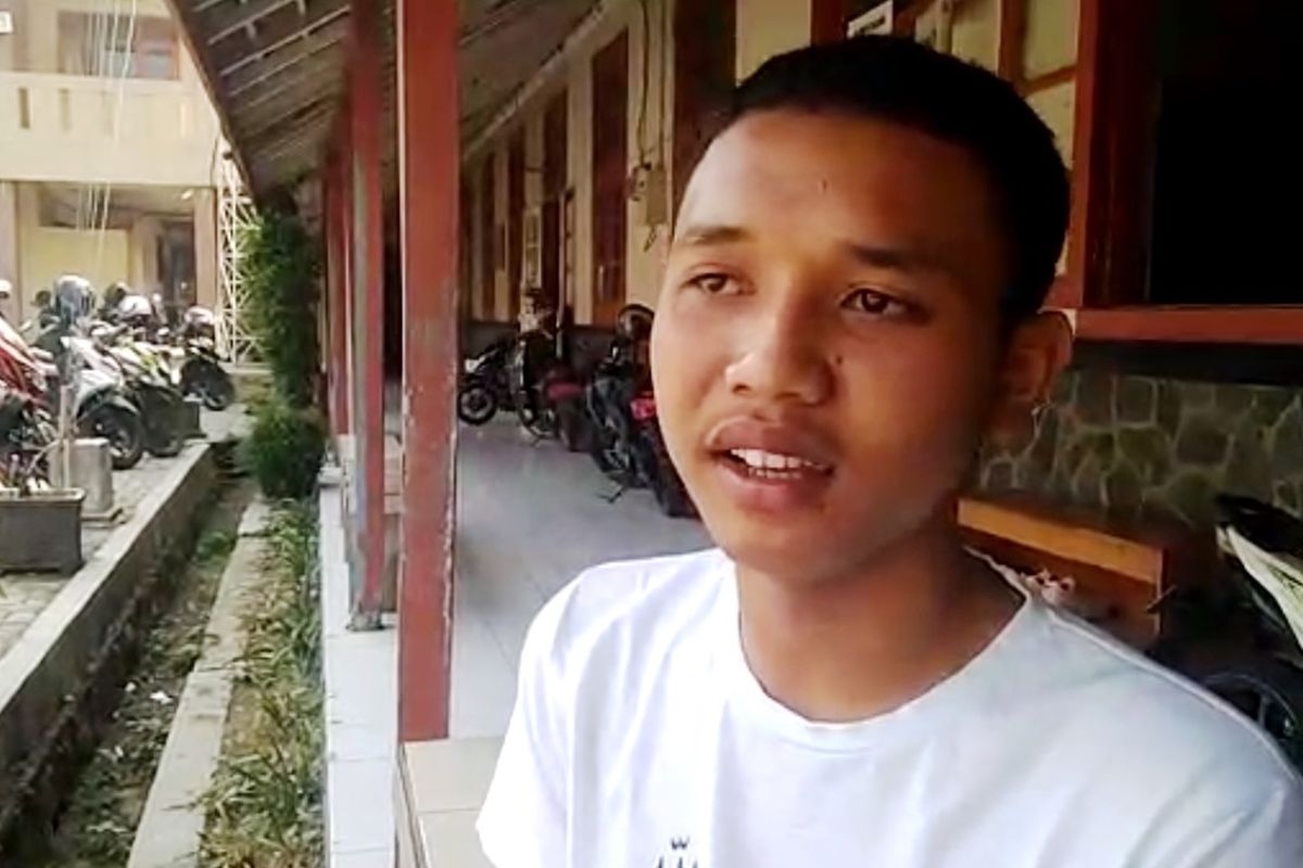 M. Ridwan Suryana (18), pelajar SMK Pasundan Cianjur bercerita momen saat dirinya menolong seorang anggota polisi yang mengalami luka bakar di tengah aksi unjukrasa yang berujung ricuh di depan gerbang kantor Bupati Cianjur, Kamis (15/08/2019)