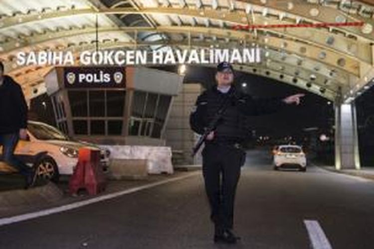 Polisi bersenjata di sekitar bandara Sabiha Gokcen Istanbul, Turki