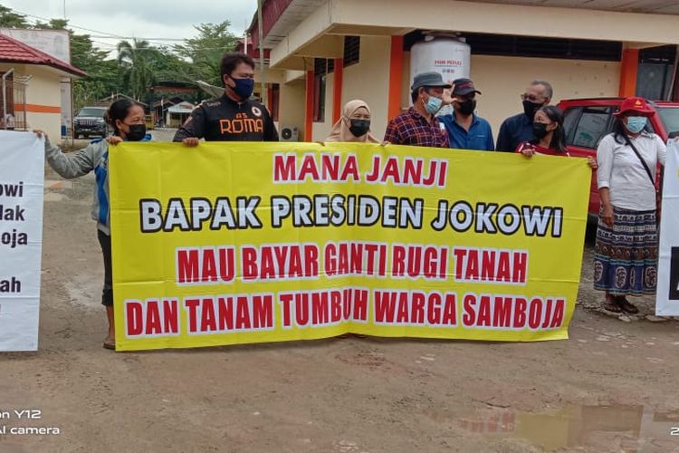 Warga yang memegang spanduk di kantor Kecamatan Samboja, Kutai Kartanegara, menuntut ganti rugi lahan yang dipakai Jalan Tol Balsam, Kaltim, Senin (23/8/2021).