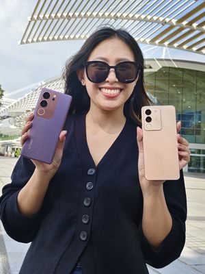 PR Manager Vivo Indonesia Alexa Tiara yang tengah memegang Vivo V29 5G varian warna Red Velvet dan Vivo V29e warna Rose Gold