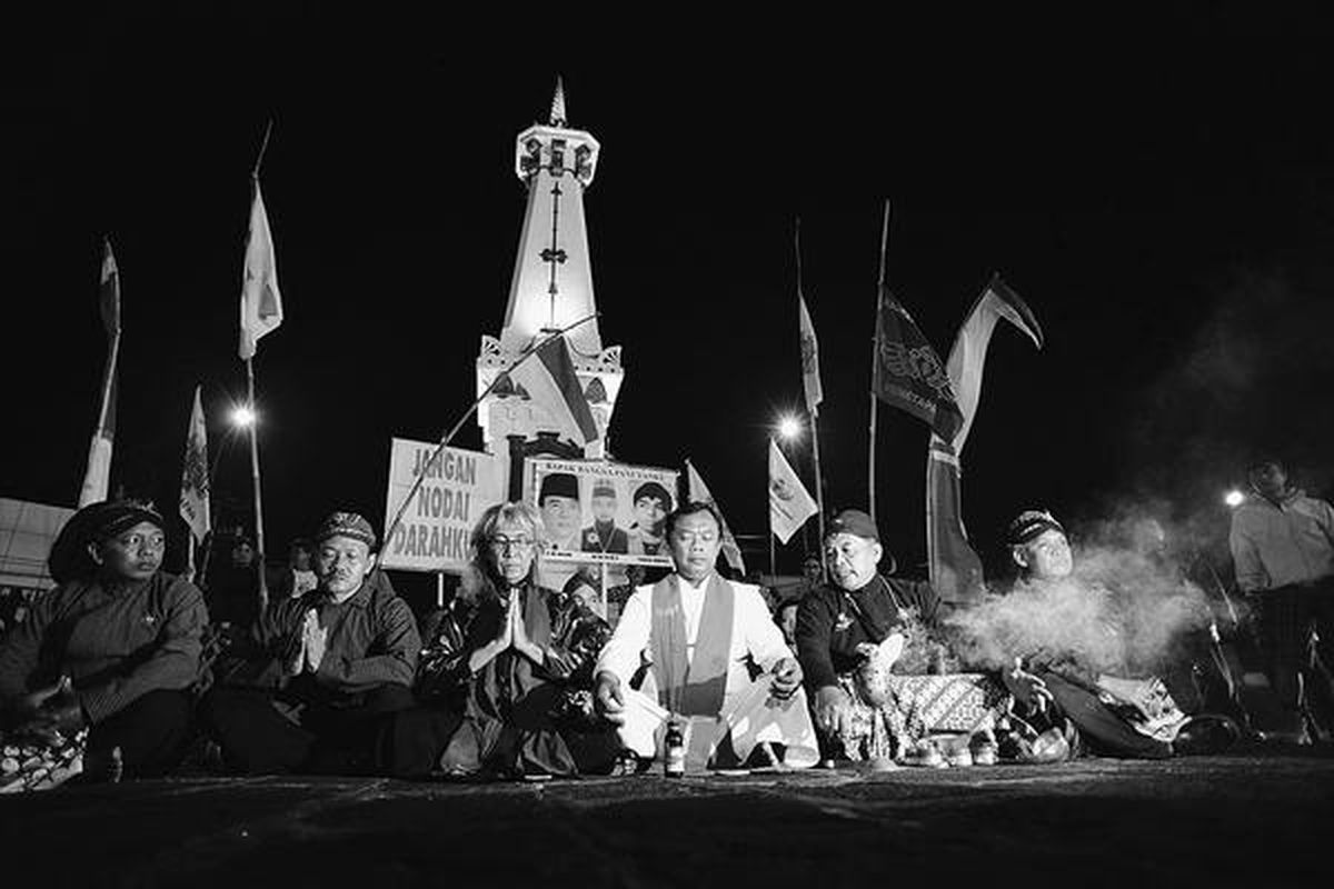 Anggota Sekretariat Bersama Keistimewaan DI Yogyakarta melakukan doa bersama di perempatan Tugu, Yogyakarta, Rabu (29/8) malam. Kegiatan ini digelar sebagai bentuk permohonan agar rapat paripurna DPR untuk mengesahkan Rancangan Undang-Undang Keistimewaan DI Yogyakarta pada Kamis (30/8) ini berjalan lancar sehingga harapan mereka selama ini tercapai.
