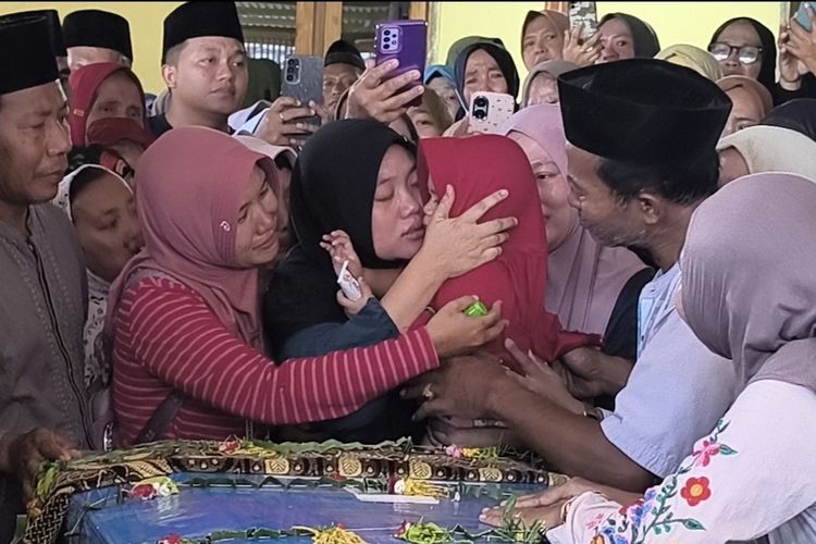 Tangis Istri Pecah Saat Jenazah ABK KM Virgo Transport 8 Tiba di Rumah Duka