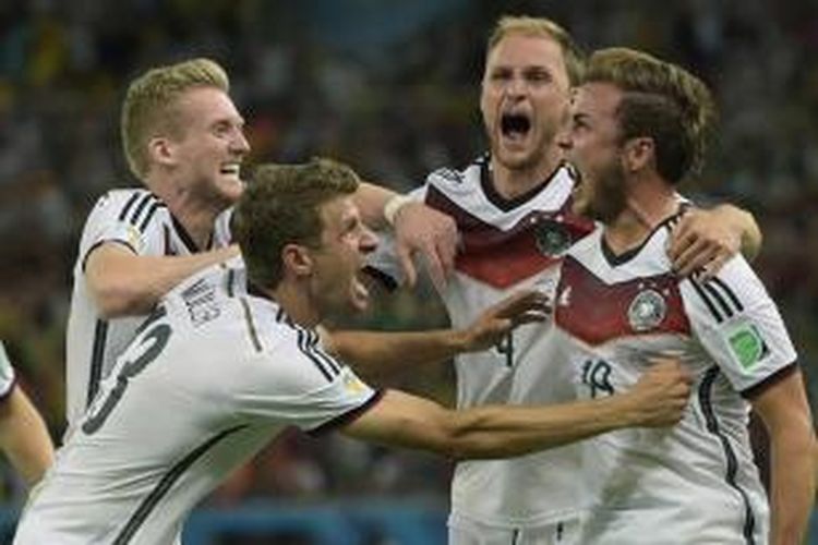 Pemain Jerman Mario Goetze (kanan) berselebrasi dengan dengan rekan satu tim setelah mencetak gol ke gawang Argentina di laga final Piala Dunia di Maracana Stadium, Rio de Janeiro, 13 Juli 2014.