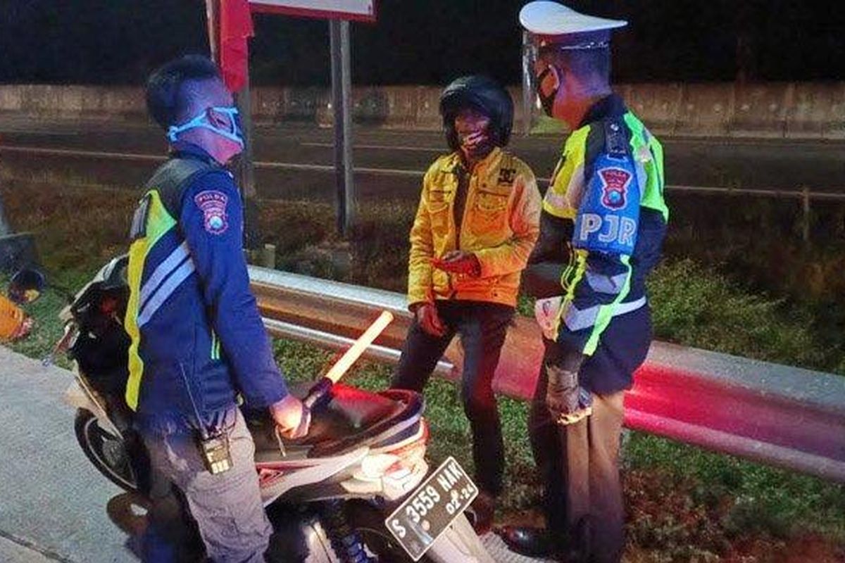 Seorang pengendara motor tersesat masuk ke Jalan Tol Surabaya-Mojokerto (Sumo).