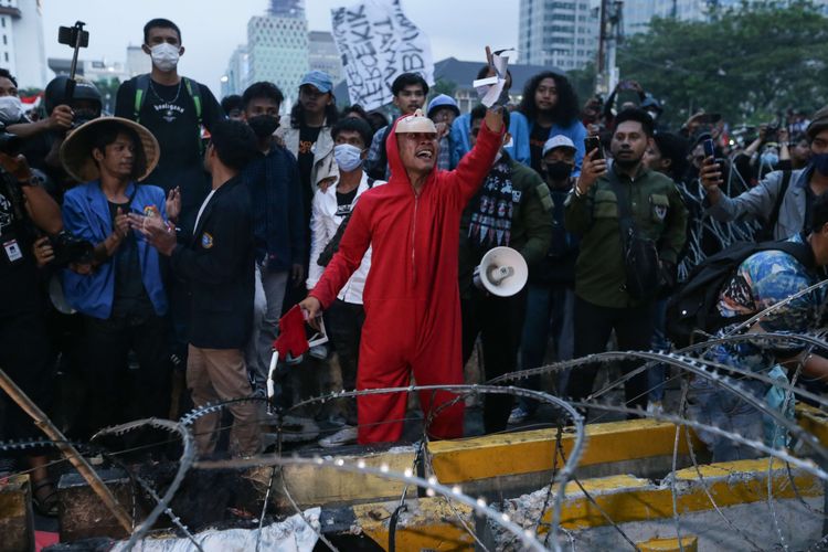 Massa melakukan demonstrasi di kawasan Patung Kuda Arjuna Wijaya, Jakarta Pusat, Selasa (13/9/2022). Massa buruh hingga mahasiswa turun ke jalan untuk menolak kenaikan harga BBM