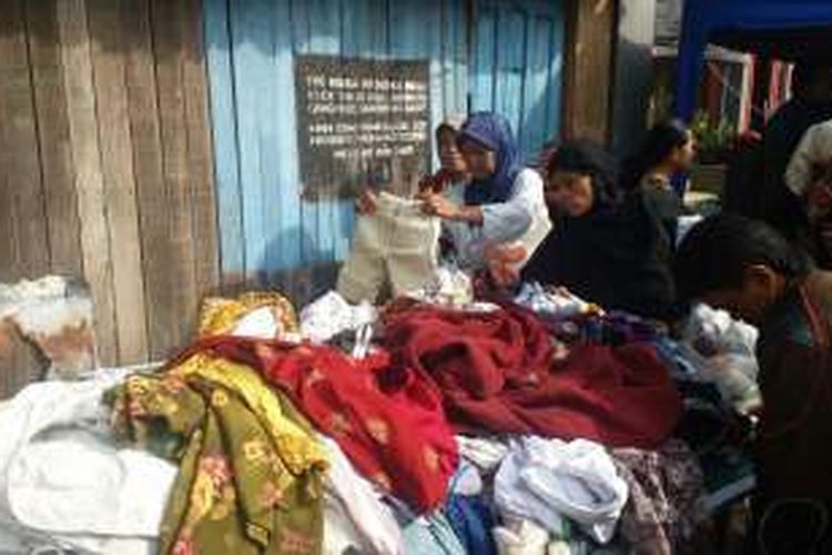 Pengungsi korban bencana banjir bandang di Garut berebut pakaian dalam bantuan Bupati Purwakarta Dedi Mulyadi, Kamis (22/9/2016).