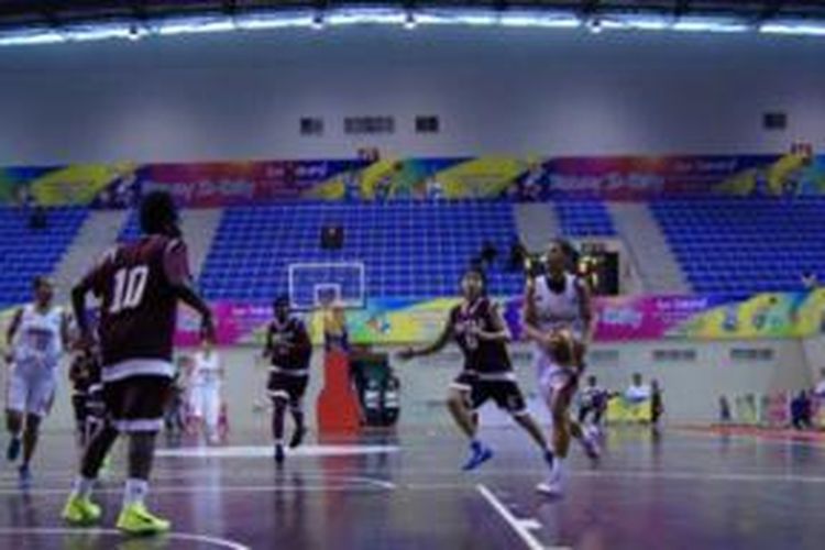 Tim nasional basket putri Indonesia (jersey putih), melakukan offense pada tim nasional Qatar pada pertandingan hari keempat Islamic Solidarity Games (ISG) 2013, di Palembang Sports and Convention Center, Palembang, Rabu (18/9/2013).