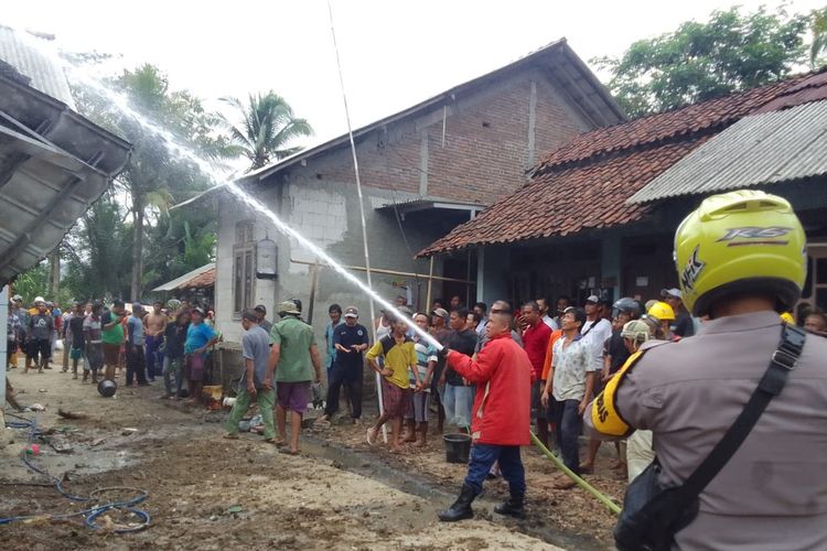 Tim Damkar memadamkan api di kios bensin eceran di Desa Adisara, Kecamatan Jatilawang, Kabupaten Banyumas, Jawa Tengah, terbakar, Senin (20/11/2023).