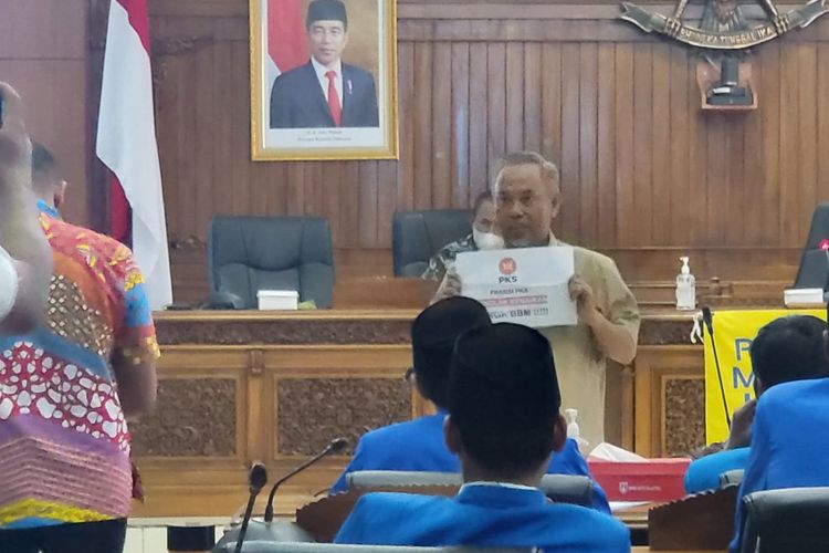 Anggota DPRD Kota Salatiga Nono Rohana membentangkan kertas bertuliskan penolakan kenaikan harga BBM