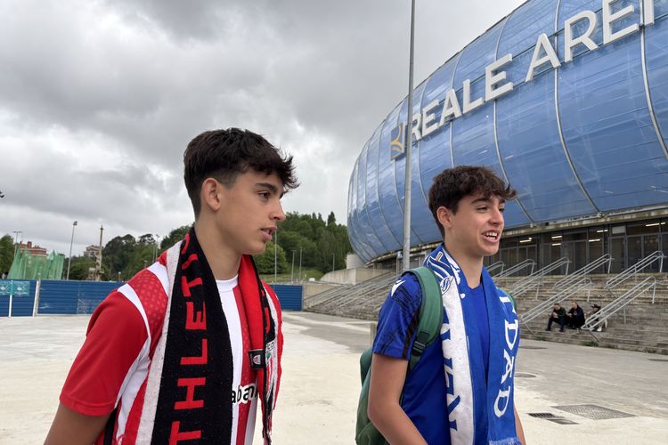 Unax dan Enaitz saudara kembar yang mendukung tim berbeda dalam laga derbi Basque pada pekan ke-34 LALIGA antara Real Sociedad Vs Athletic Club, Minggu 4 Mei 2025.