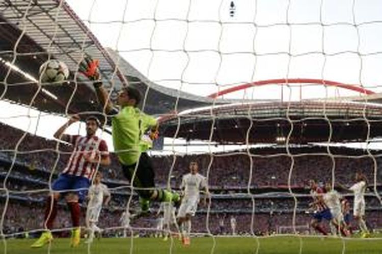 Kiper Real Madrid, Iker Casillas, terlambat mengantisipasi bola hasil sundulan bek Atletico Madrid, Diego Godin, pada menit ke-37 final Liga Champions, di Estadio da Luz, Lisabon, Sabtu (24/5/2014).