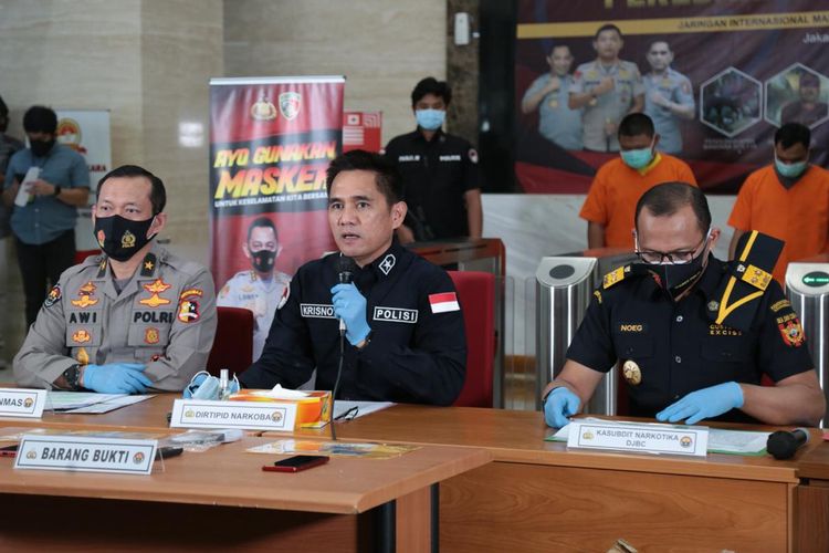 Bareskrim Narcotics Directorate chief Police Brigadier General Krisno Halomoan Siregar (middle) at a press briefing in Bareskrim headquarters, Jakarta, Wednesday (7/10/2020)