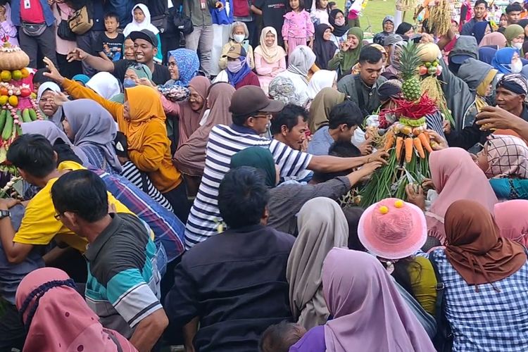 Ribuan warga berebut gunungan di Nyadran Agung 2023 di alun-alun Wates, Kabupaten Kulon Progo, Daerah Istimewa Yogyakarta.