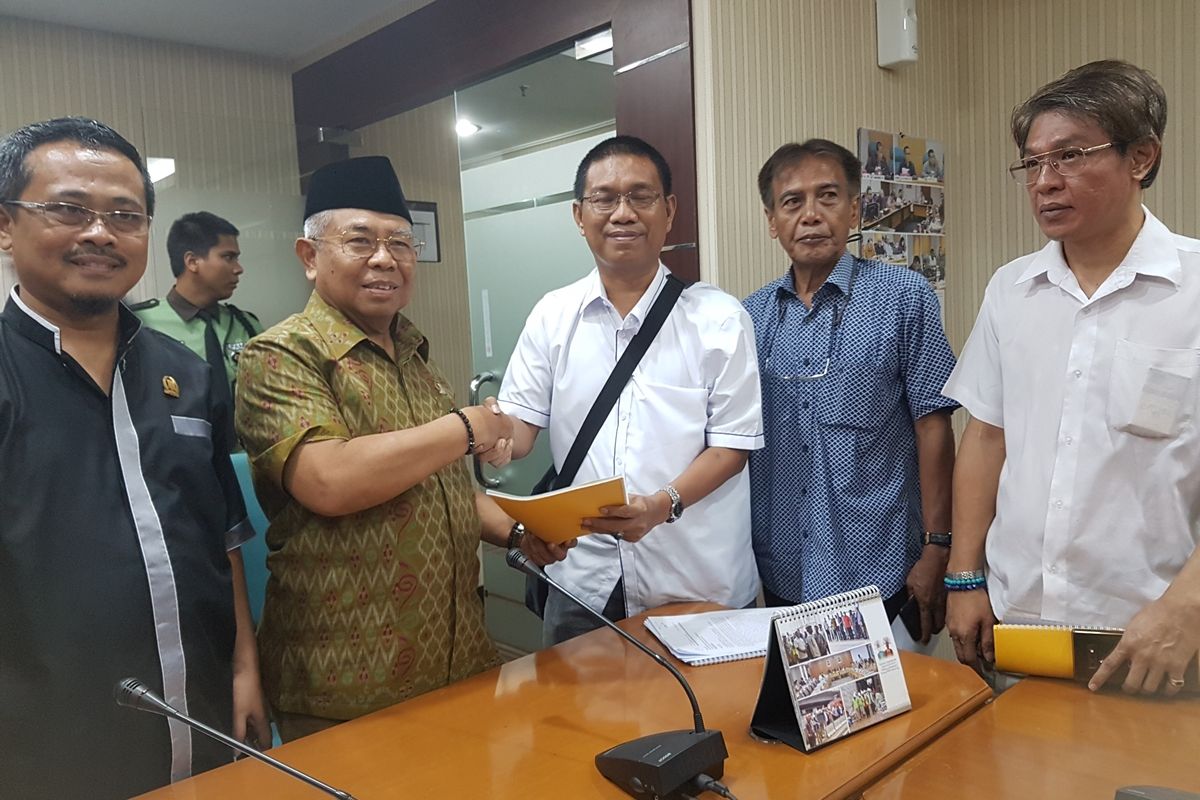 Ketua LSM Maju Kotanya Bahagia Warganya (Mat Bagan) Sugiyanto saat melaporkan politisi PSI ke Badan Kehormatan DPRD DKI