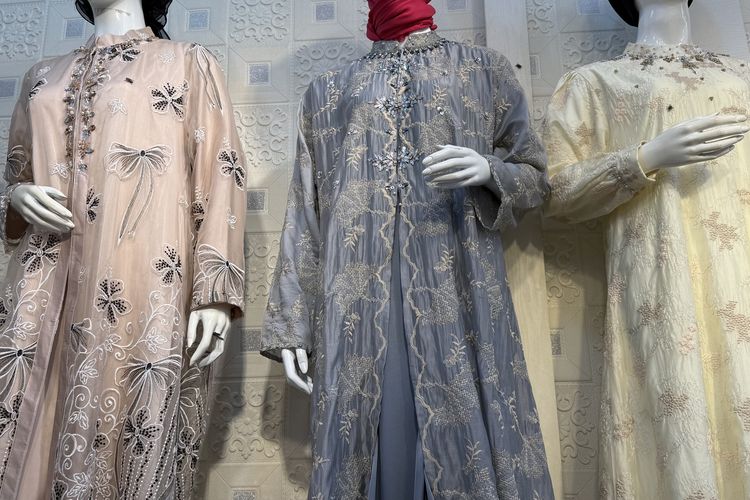 Warna-warna lembut banyak dicari pembeli yang datang mencari gamis rompi lepas di Thamrin City, Jakarta Pusat.