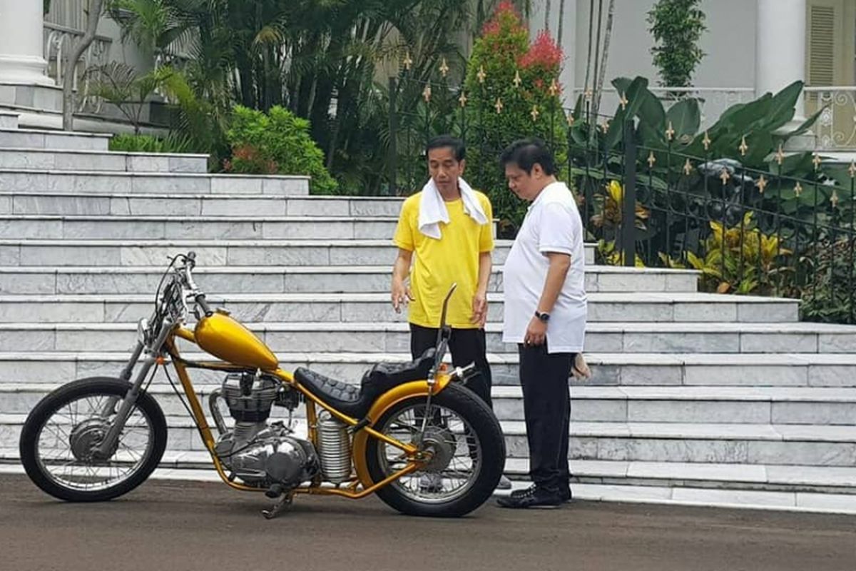 Presiden Joko Widodo memperlihatkan motor modifikasi bergaya chopperland miliknya kepada Menteri Perindustrian Airlangga Hartarto saat pertemuan di Istana Bogor, Sabtu (24/3/2018).