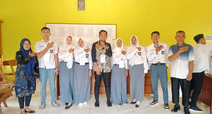 Petugas TPS di Lubuklinggau Pakai Seragam SMA